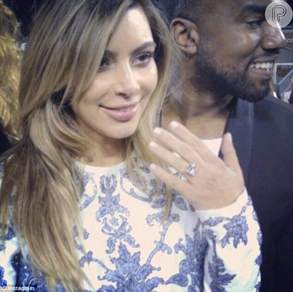 Kim Kardashian mostra seu anel de noivado
