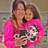 Samara Felippo mostrou o pijama igual ao da filha, Alícia, em foto