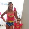 Ticiane Pinheiro e a filha, Rafaella Justus, apostaram na mesma fantasia para curtir uma festa e se vestiram de Mulher Maravilha