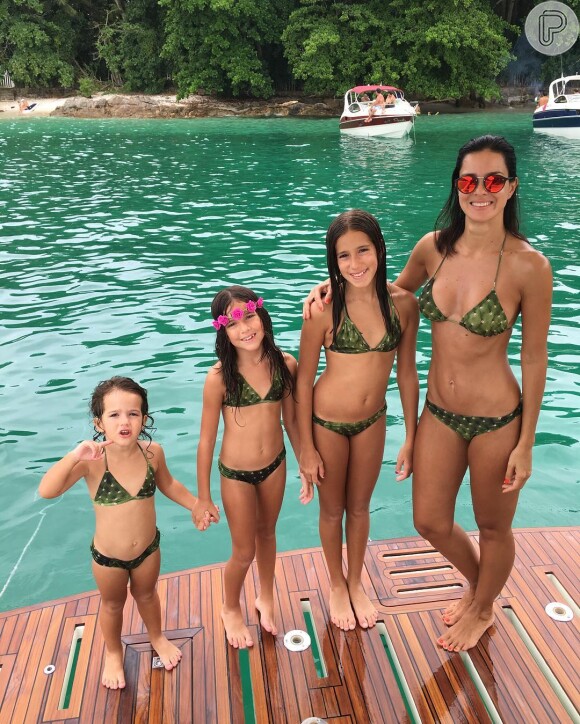 Vera Viel, mulher de Rodrigo Faro, e as três filhas do casal, Clara, Maria e Helena, usam biquínis iguais