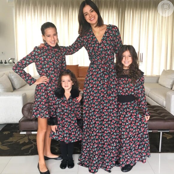 Vera Viel, mulher de Rodrigo Faro, e as três filhas do casal, Clara, Maria e Helena, com looks iguais