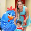 A cantora Perlla usou o mesmo vestido da filha, Pérola, no aniversário de 1 ano da menina