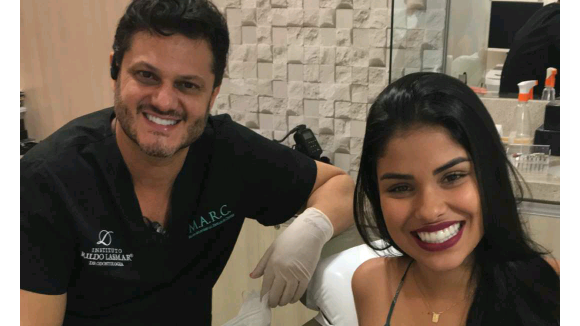 Ex-BBB Munik coloca aparelho dentário invisível de R$ 9 mil: 'Questão estética'