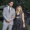Fedora (Tatá Werneck) se casa com Leozinho (Gabriel Godoy) vestida como uma espécie de anjo das trevas, na novela 'Haja Coração'