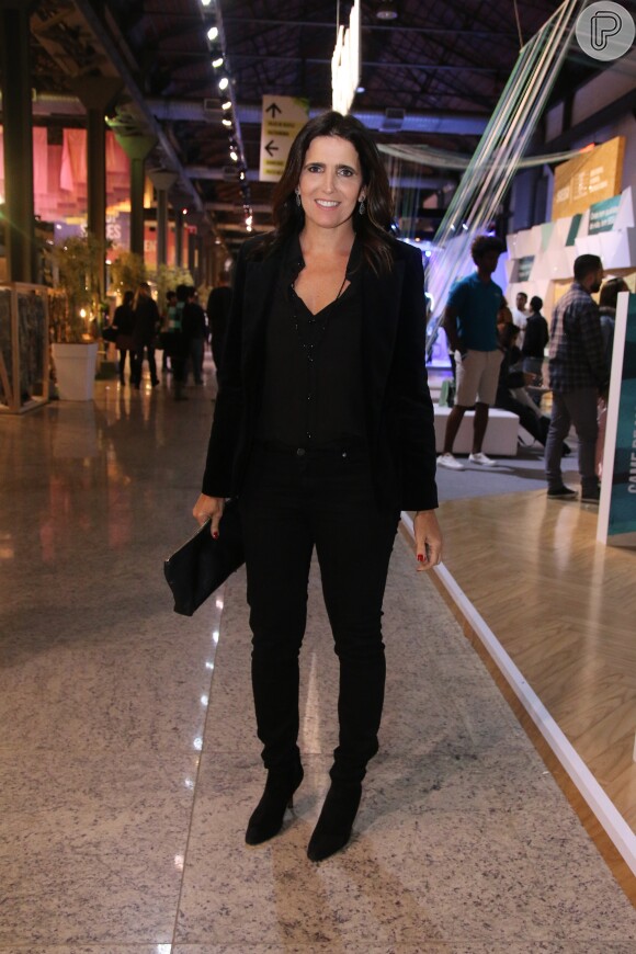 Malu Mader, no ar na novela 'Haja Coração', escolheu um look total black para circular pelo evento de moda