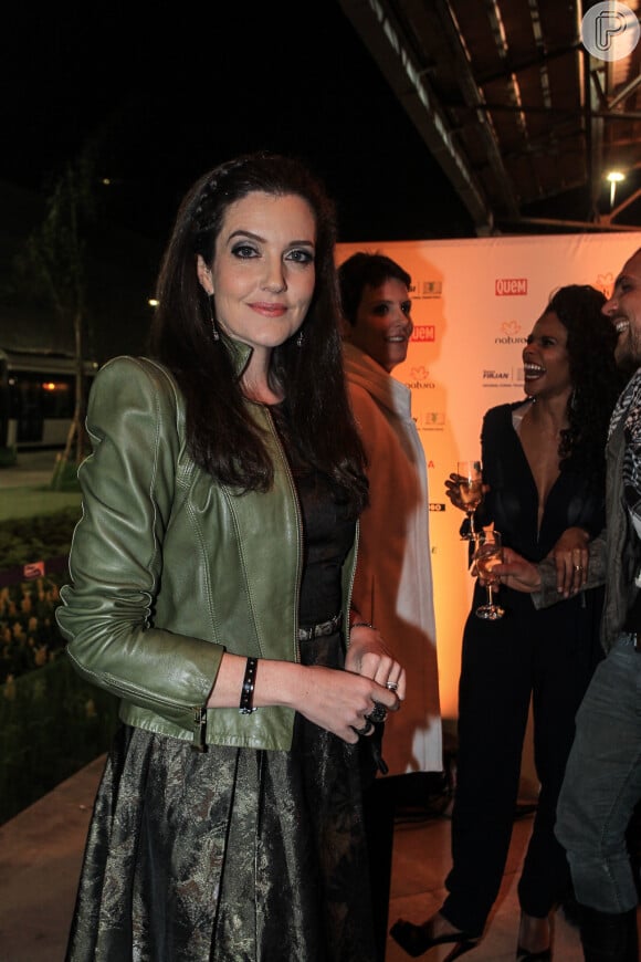A atriz Larissa Maciel usou look Alphorria e jaqueta Tufi Duek em passagem pelo Rio Moda Rio