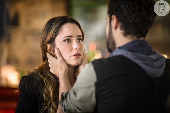 Giovanni (Jayme Matarazzo) diz a Bruna (Fernanda Vasconcellos) que não sente o mesmo amor por ela que ela sente por ele, na novela 'Haja Coração'