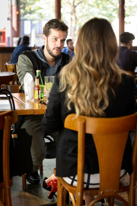 Confuso em relação a seus sentimentos, Giovanni (Jayme Matarazzo) chama Bruna (Fernanda Vasconcellos) para conversar em um café, na novela 'Haja Coração'
