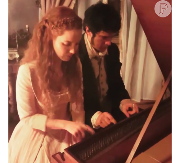 Mateus Solano e Nathália Dill se divertiram com o instrumento nos bastidores da novela das onze