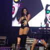 Anitta se apresenta no Barra Music, no Rio, com Pablo Morais no canto do palco, nesta quinta-feira, 16 de junho de 2016