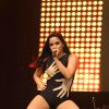 Anitta se apresenta no Barra Music, no Rio, com Pablo Morais no canto do palco, nesta quinta-feira, 16 de junho de 2016
