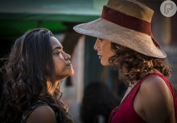 Luzia (Lucy Alves) ouve Tereza (Camila Pitanga) dizer que estava no mesmo local que Santo (Domingos Montagner) e a confronta, na novela 'Velho Chico'