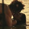 Tereza (Camila Pitanga) e Santo (Domingos Montagner) fizeram amor no rio São Francisco, na novela 'Velho Chico'