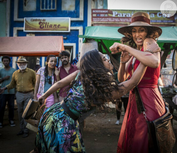 Luzia (Lucy Alves) e Tereza (Camila Pitanga) se agridem no meio de uma feira, na novela 'Velho Chico', em 17 de junho de 2016