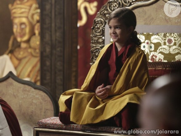 Pérola (Mel Maia) emociona as pessoas durante a cerimônia que a apresenta como Rinpoche, em 'Joia Rara'