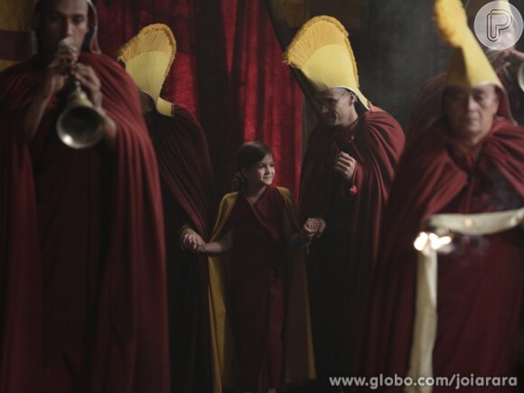 Os monges preparam uma cerimônia para apresentar Pérola (Mel Maia) como Rinpoche no mosteiro de Padma Ling, em 'Joia Rara'