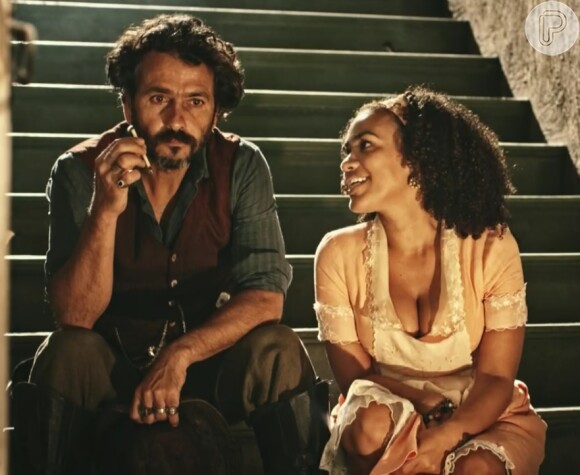 Cícero (Marcos Palmeira) diz a Dalva (Mariene de Castro) que precisa falar com Tereza (Camila Pitanga) por causa de uma cisma, na novela 'Velho Chico'