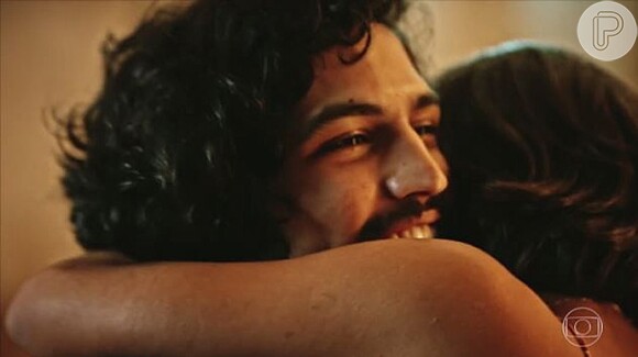 Cícero (Marcos Palmeira) flagra Miguel (Gabriel Leone) abraçando Olívia (Giullia Buscacio), na novela 'Velho Chico'