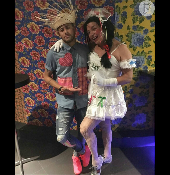 Neymar compartilhou neste domingo, 19 de junho de 2016, imagem ao lado do promoter David Brazil, que o ajudou organizar um arraial em Florianópolis, em Santa Catarina: 'Minha noiva de ontem'