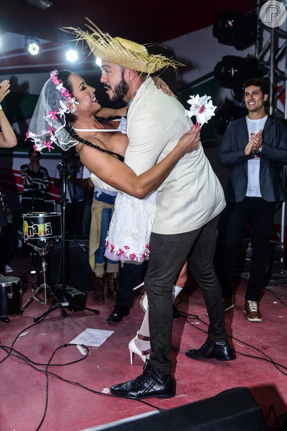 Gracyanne Barbosa e Belo renovaram os votos de casamento em festa junina realizada na quadra da escola de samba X9 Paulistana, em São Paulo, no domingo, 19 de junho de 2016