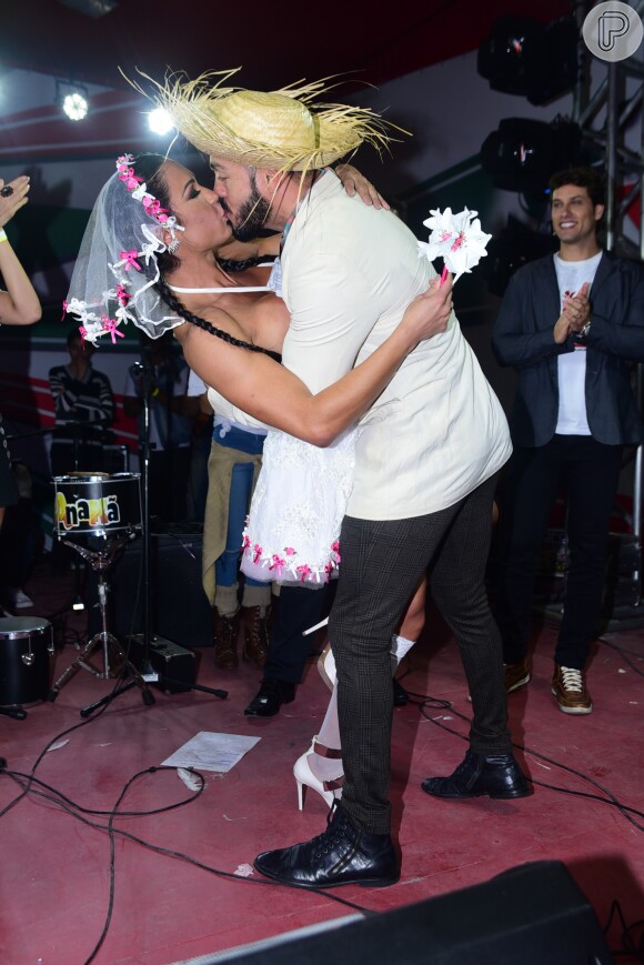 Gracyanne Barbosa e Belo renovaram os votos de casamento em festa junina realizada na quadra da escola de samba X9 Paulistana, em São Paulo, no domingo, 19 de junho de 2016