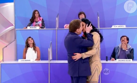 Silvio Santos fingiu dar um beijo em Helen Ganzarolli durante o 'Programa Silvio Santos' deste domingo, 19 de junho de 2016