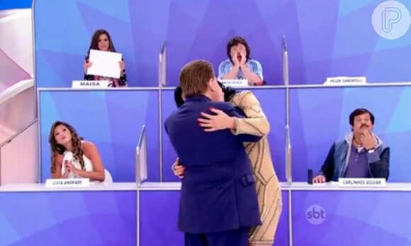 Silvio Santos fingiu beijar Helen Ganzarolli na boca para olhar atento dos demais participantes do 'Jogo dos Pontinhos'