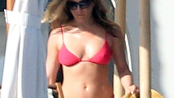 Jennifer Aniston exibe boa forma de biquíni aos 43 anos, no México