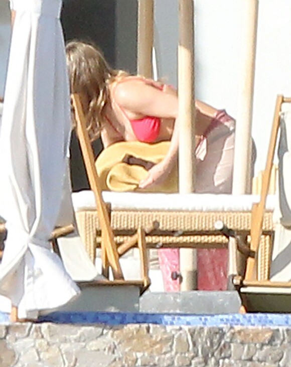 Jennifer Aniston prepara sua cadeira para se bronzear