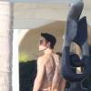 Justin Theroux exibe sua enorme tatuagem nas costas