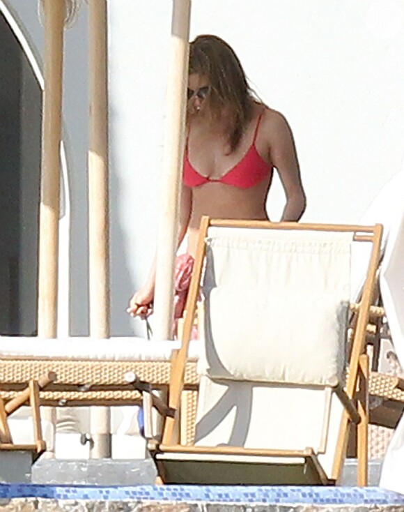 Jennifer Aniston gosta de pegar sol