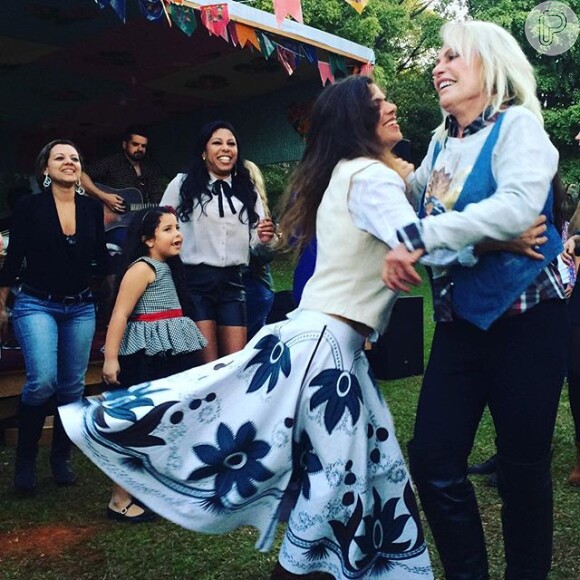 Ana Maria Braga dançou com a filha, Mariana, em festa junina realizada no dia 18 de junho de 2016 em sua fazenda, no interior de São Paulo