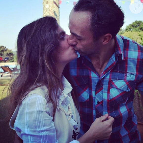Mariana, filha de Ana Maria Braga, beija o marido, Pascoal, durante a festa junina promovida pela apresentadora do 'Mais Você'