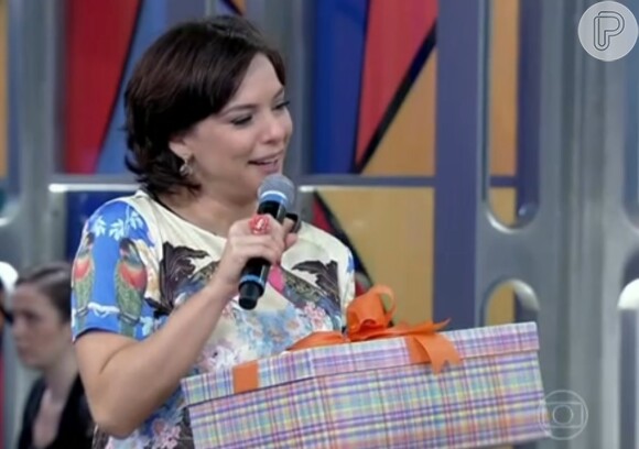 Regiane Alves saiu do 'Encontro com Fátima Bernardes' repleta de presentes para seu bebê