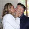 Adriane Galisteu beija o marido, Alexandre Iódice, durante o evento, em São Paulo, que oficializou a sua contratação pela Band News para apresentar o programa 'Face a Face'