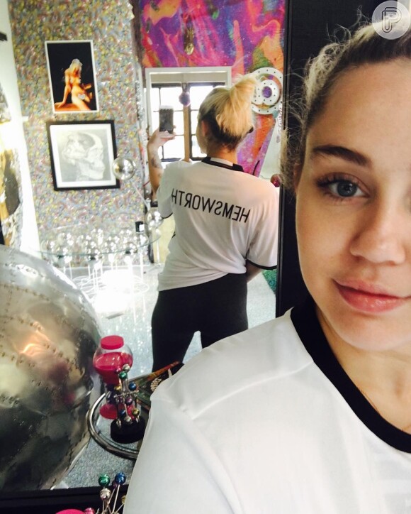 Miley Cyrus usa camisa com o nome de Liam Hemsworth e fãs comemoram volta do casal: 'Juntos outra vez'