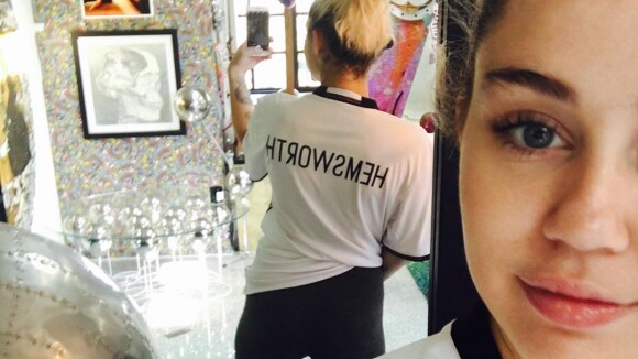 Miley Cyrus posa com camisa com o nome de Liam Hemsworth: 'Juntos outra vez'
