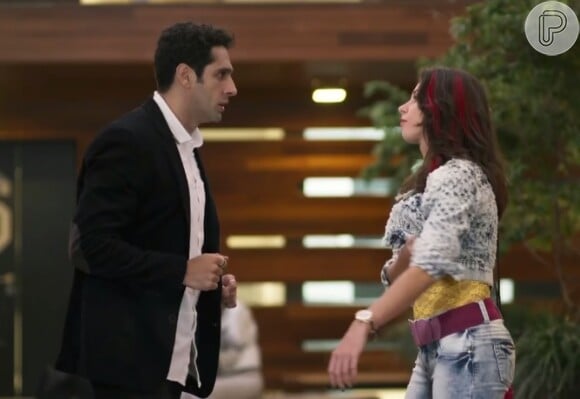 Carmela (Chandelly Braz) afirma para Beto (João Baldasserini) que Tancinha (Mariana Ximenes) gostou de seu beijo, na novela 'Haja Coração'