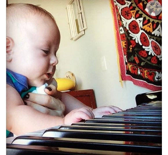 Alexandre Nero sempre compartilha momentos fofos do filho, Noá, de 7 meses, nas redes sociais