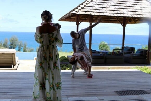 Beyoncé se divertiu ao filmar a brincadeira do marido, Jay-Z, com o filho