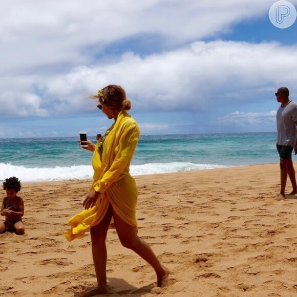 Beyoncé filma a filha, Blue Ivy, de 4 anos, em praia no Havaí