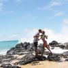 Beyoncé beija o marido, Jay-Z, ao passear em praia no Havaí