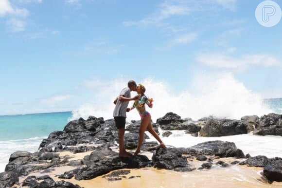 Beyoncé beija o marido, Jay-Z, ao passear em praia no Havaí