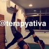 Bruna Marquezine exibe elasticidade durante exercício na aula de pilates