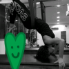 Bruna Marquezine mostra flexibilidade durante exercício da aula de pilates
