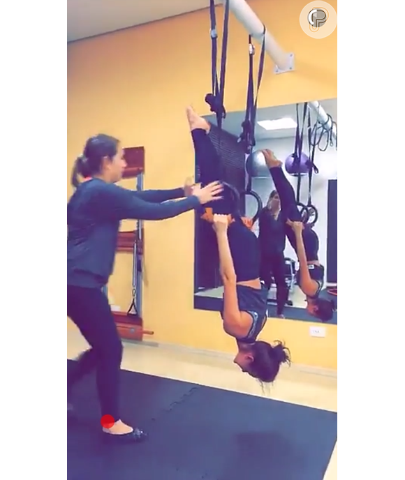 Bruna Marquezine é adepta do pilates para manter a boa forma e sempre compartilha as aulas no Snapchat