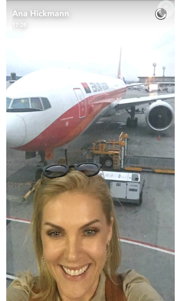 Ana Hickmann faz selfie antes de viajar para Angola