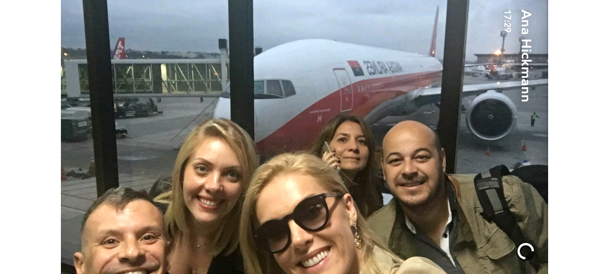 Foto Ana Hickmann Posa Com A Equipe Antes De Embarcar Para Luanda 