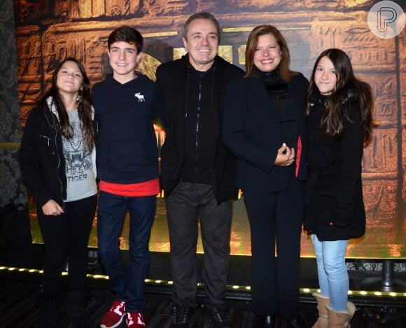 Gugu Liberato posou ao lado da mulher, Rose Miriam, e dos filhos, João Augusto, Marina e Sofia, na estreia VIP de 'Os Dez Mandamentos - O Musical'