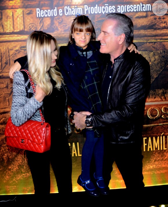 A pequena Rafaella Justus posou entre o pai, Roberto Justus, e a madrasta, Ana Paula Siebert, na estreia VIP de 'Os Dez Mandamentos - O Musical'